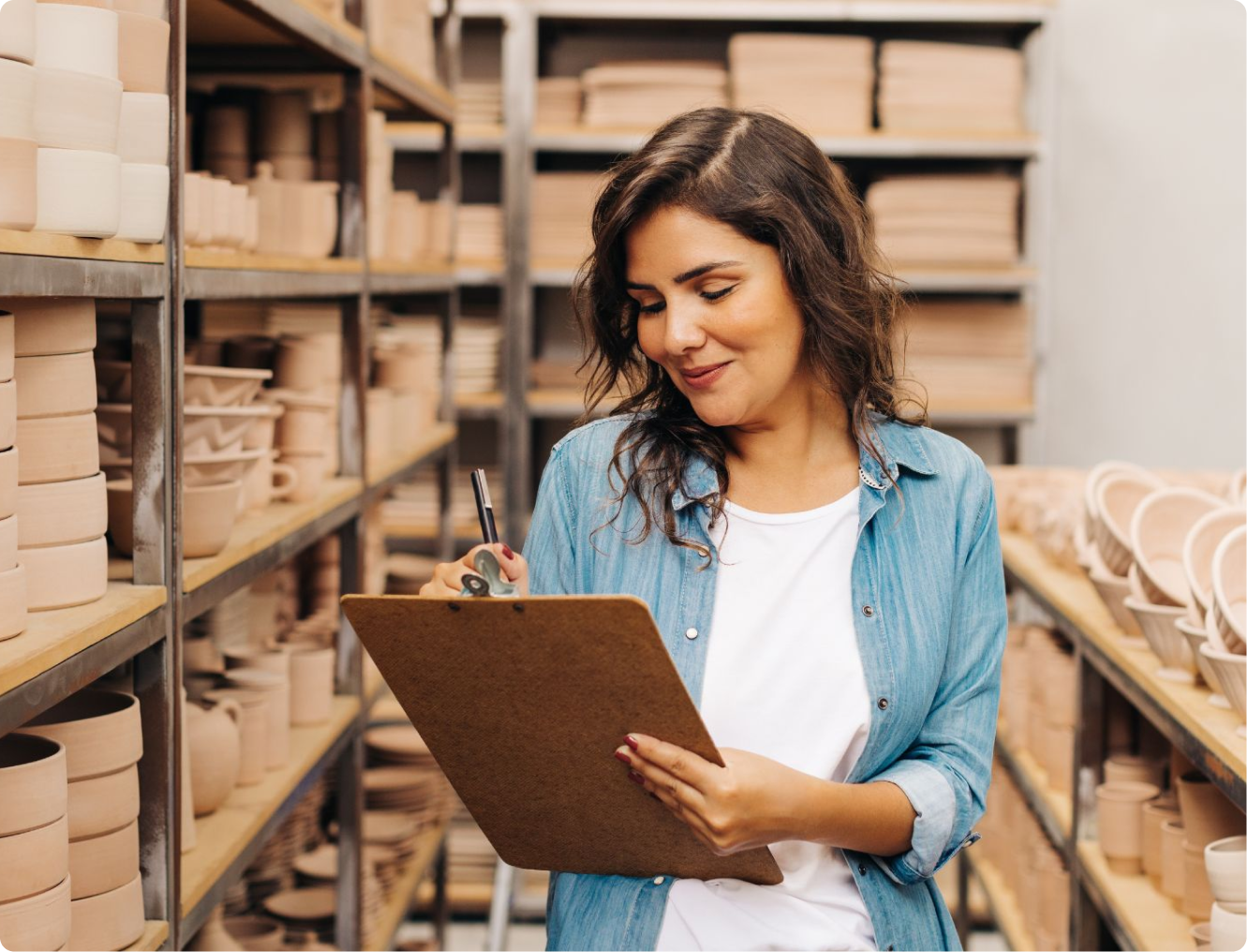 Femme gérant les stocks de son commerce