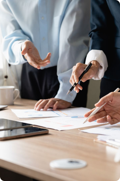 Personnes en pleine négociation commerciale
