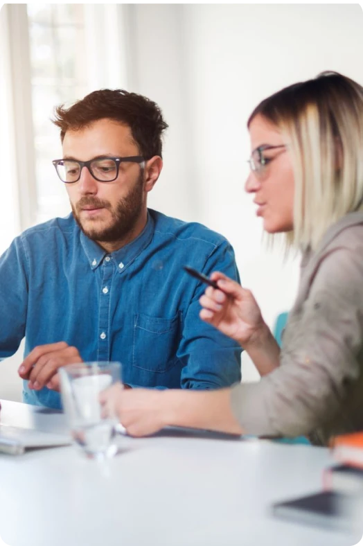 Une femme et un homme qui discutent pour imager l'externalisation