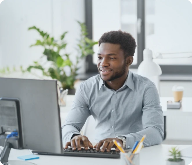 Homme travaillant devant un ordinateur