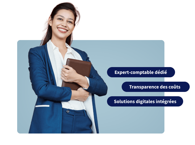 Collaboratrice comptable regardant la caméra avec un air enjouée.