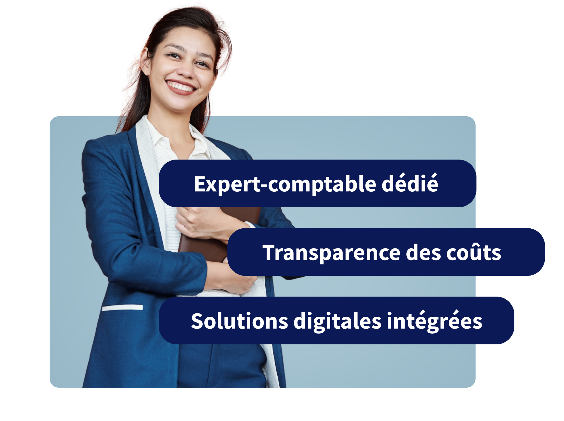 Collaboratrice comptable regardant la caméra avec un air enjouée.